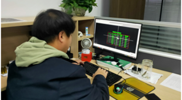 加班加點(diǎn)不言苦，任勞任怨作奉獻(xiàn)