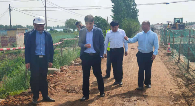 賈涵輝局長蒞臨S318郯蘭線嶧城區(qū)仙人洞至店韓路段改建工程項(xiàng)目檢查指導(dǎo)工作