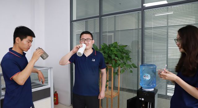 公司定制“潤(rùn)泰”飲用水，讓員工喝上放心水----提升健康、幸福指數(shù)