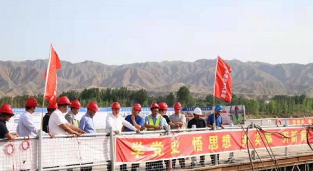 寧夏回族自治區(qū)副主席劉可為一行到中衛(wèi)下河沿黃河公路大橋項目調研