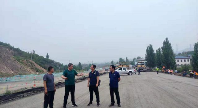業(yè)主代表到博山區(qū)海博路水泥穩(wěn)定碎石施工施工現(xiàn)場檢查指導(dǎo)工作