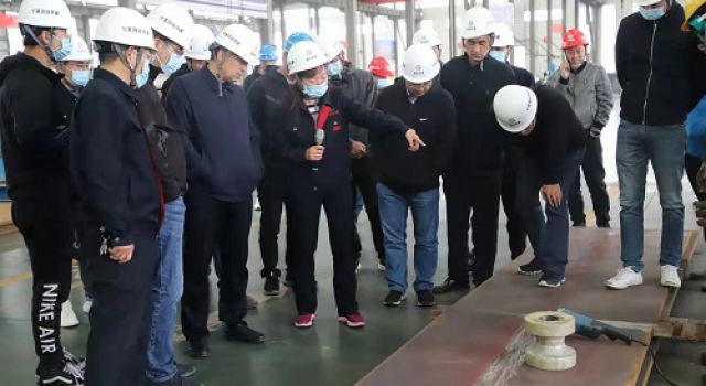 寧夏公路管理中心建設(shè)一處對(duì)下河沿項(xiàng)目鋼梁加工進(jìn)行專項(xiàng)檢查