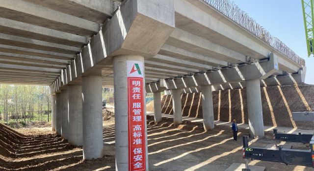 濟(jì)南至濰坊高速公路梁板架設(shè)