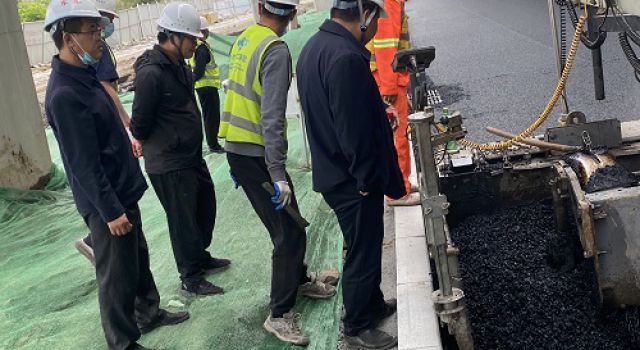 昌國路主路瀝青混凝土上面層試驗段順利鋪設(shè)完成