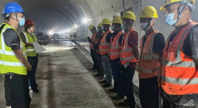 山東高速濟濰高速四合同清風(fēng)嶺隧道電纜槽施工首件技術(shù)交底會
