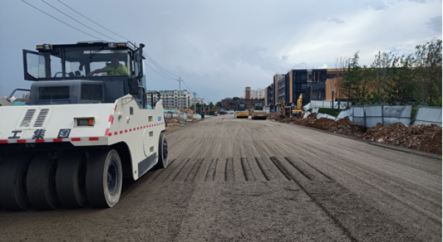 朱家、菜園、三里社區(qū)配套道路提升改造工程西一路水泥穩(wěn)定碎石攤鋪完成