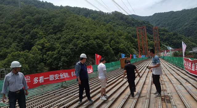 四川九綿高速JL8總監(jiān)辦組織邀請專家檢查指導(dǎo)LJ25合同段鋼箱梁吊裝施工