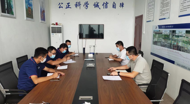 日照市南沿海公路日鋼段高架工程總監(jiān)辦召開保通道路瀝青攤鋪質(zhì)量控制專題會(huì)議