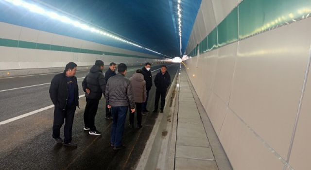 市行政執(zhí)法支隊(duì)對S229沂邳線進(jìn)行質(zhì)量檢測