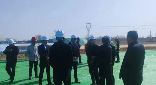 山東省交通運(yùn)輸廳工程建設(shè)事務(wù)中心主任張剛對(duì)鄆鄄高速公路進(jìn)行督導(dǎo)檢查