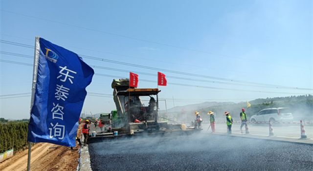 濟菏改擴建工程二標(biāo)全線首段柔性基層順利攤鋪