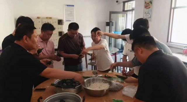 傳統(tǒng)佳節(jié)至，臨臨高速六駐地辦組織大家一起包粽子，過端午