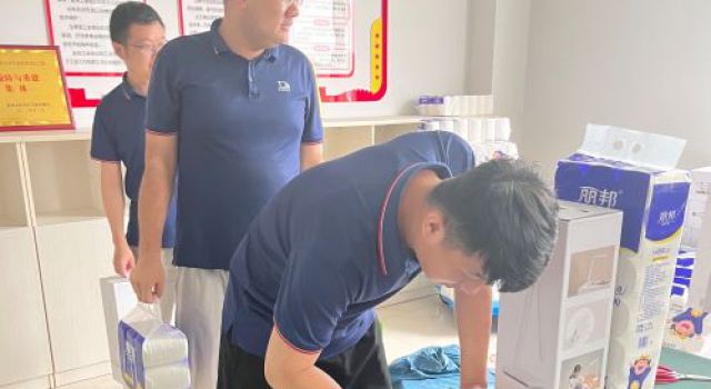 夏日送清涼，關(guān)懷沁人心
