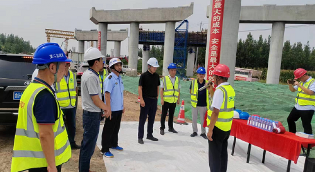 濟寧市交通運輸綜合執(zhí)法隊督查組蒞臨鄒濟公路工程檢查指導工作