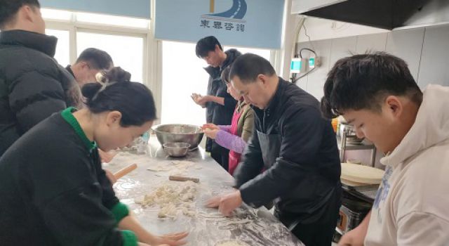 絲絲關(guān)懷寄情深、濃濃情誼飄餃香