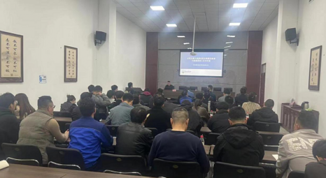 安鶴項目舉行路面水穩(wěn)施工技術交底會議