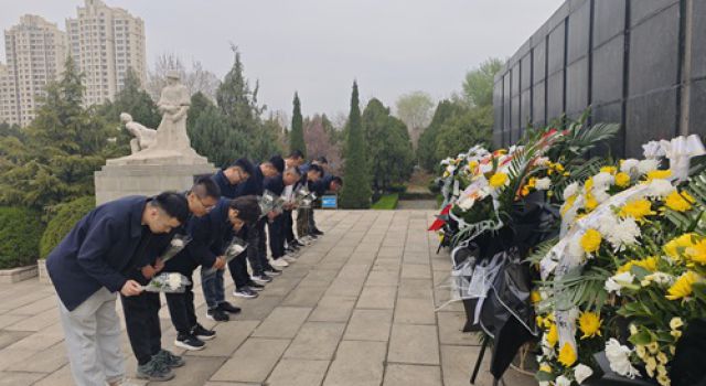 清明祭英烈、共鑄中華魂——經(jīng)十路總監(jiān)辦組織開展烈士陵園祭掃活動(dòng)