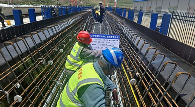 川藏公路G318線提質(zhì)改造工程戛日松多至左貢縣段（東達(dá)山越嶺）、左貢過(guò)境段項(xiàng)目首件20m預(yù)制箱梁順利預(yù)制完成
