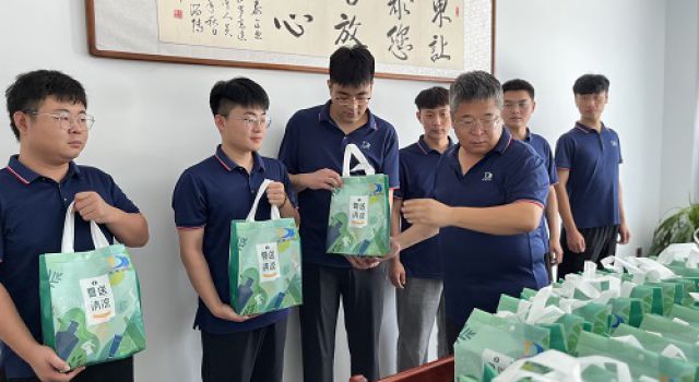 炎炎夏日送清涼，滴滴關(guān)愛入人心-安羅高速項目開展“夏送清涼情系一線”活動