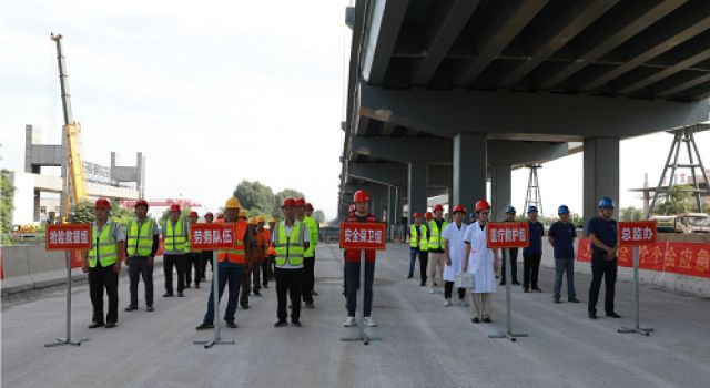 日照市南沿海公路日鋼段高架工程組織安全生產(chǎn)暨防汛防臺風應(yīng)急演練活動