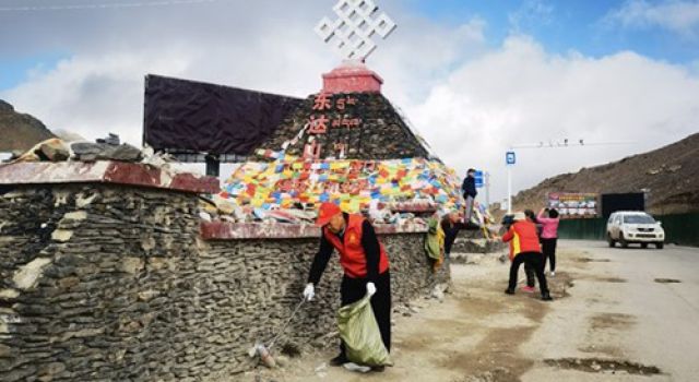 缺氧不缺精神，東泰人把黨旗插在雪域高原